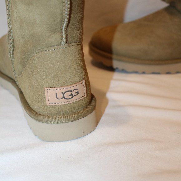 NIB UGG WOMEN'S CLASSIC SHORT SUEDE SHEARLING LINED BOOTS TOMATILLO - Picture 6 of 8